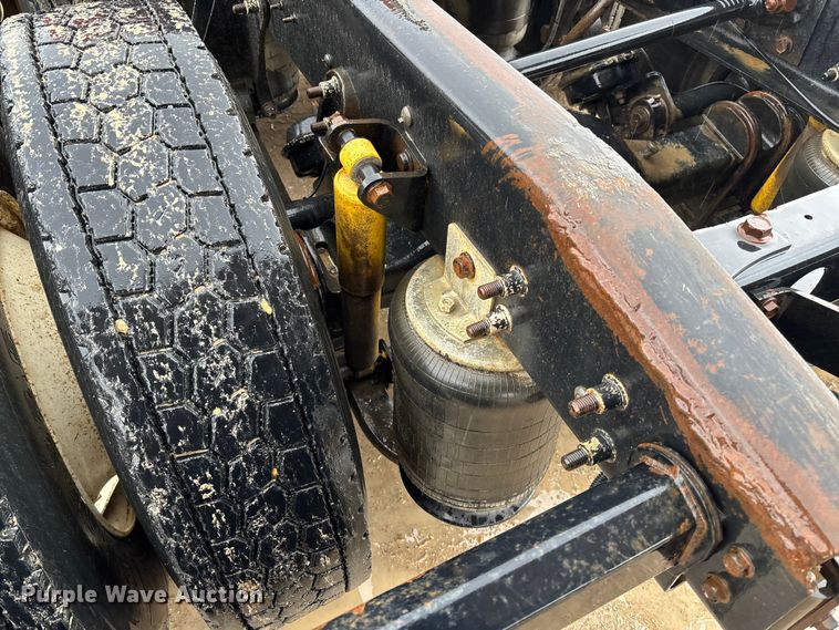 image for item DR2841 2006 International 8600 semi truck