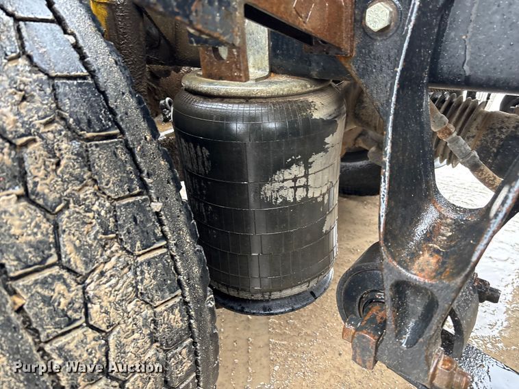 image for item DR2841 2006 International 8600 semi truck