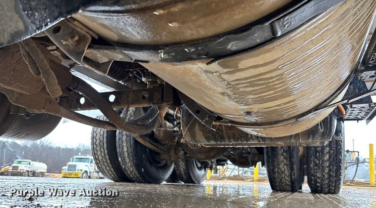 image for item DR2841 2006 International 8600 semi truck