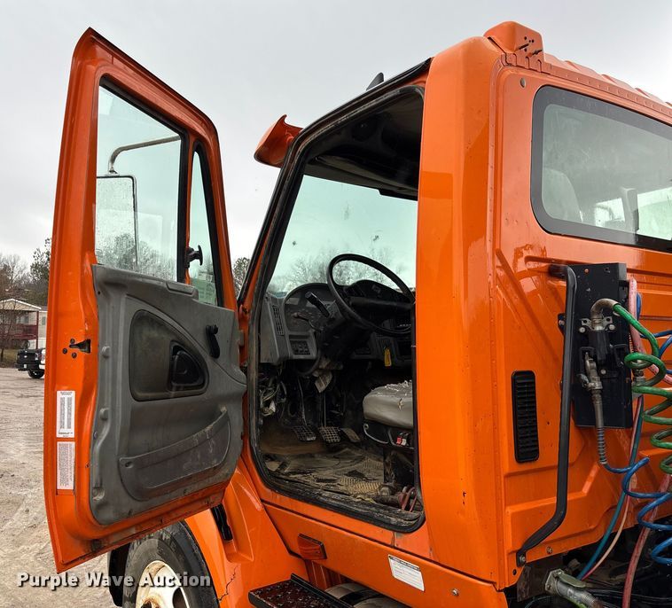 image for item DR2841 2006 International 8600 semi truck