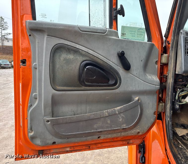 image for item DR2841 2006 International 8600 semi truck