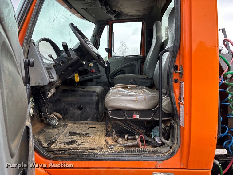 image for item DR2841 2006 International 8600 semi truck