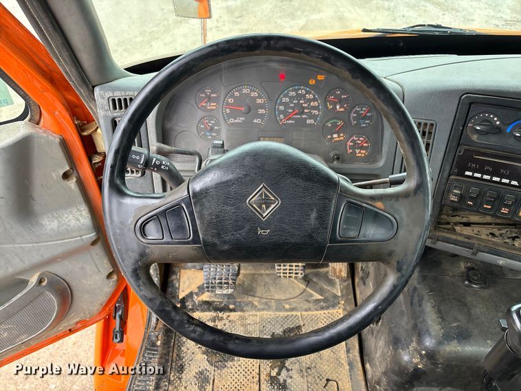 image for item DR2841 2006 International 8600 semi truck