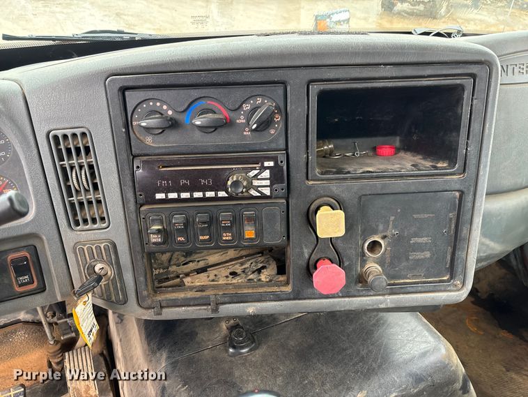 image for item DR2841 2006 International 8600 semi truck