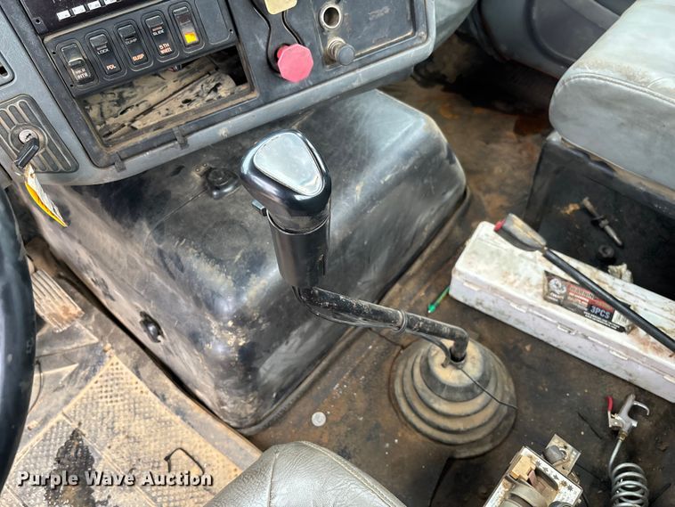 image for item DR2841 2006 International 8600 semi truck