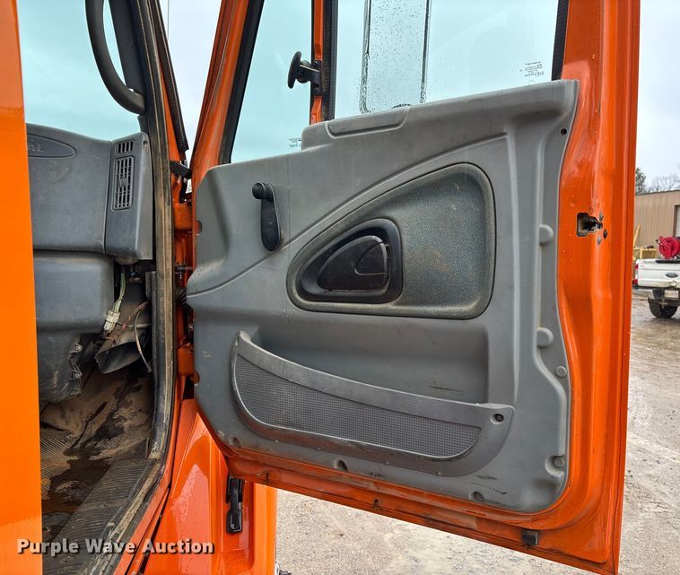 image for item DR2841 2006 International 8600 semi truck