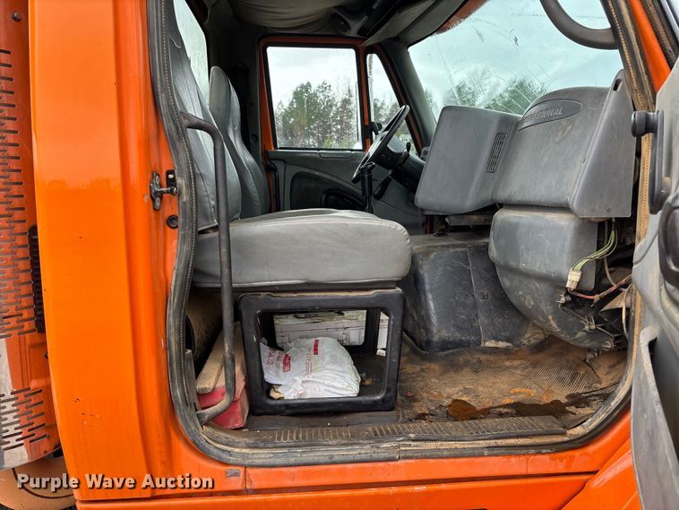 image for item DR2841 2006 International 8600 semi truck