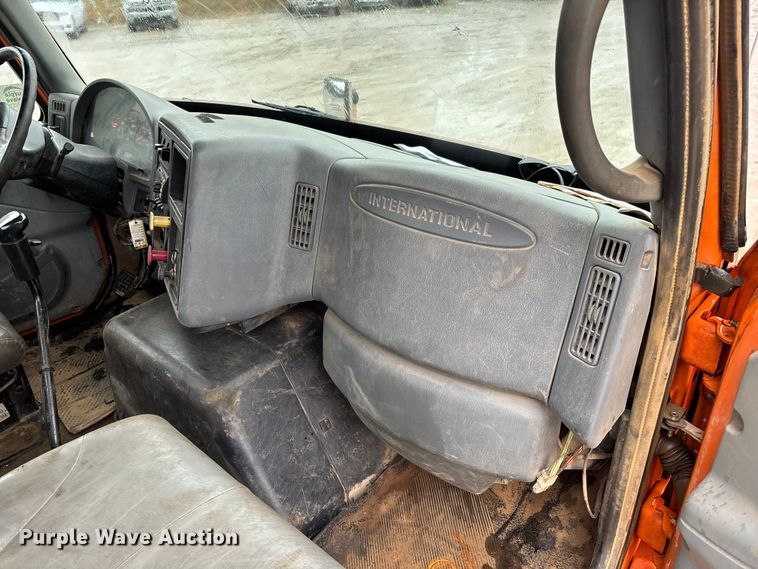 image for item DR2841 2006 International 8600 semi truck