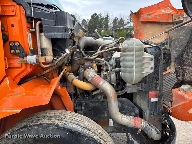 image for item DR2841 2006 International 8600 semi truck