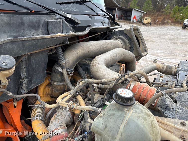 image for item DR2841 2006 International 8600 semi truck