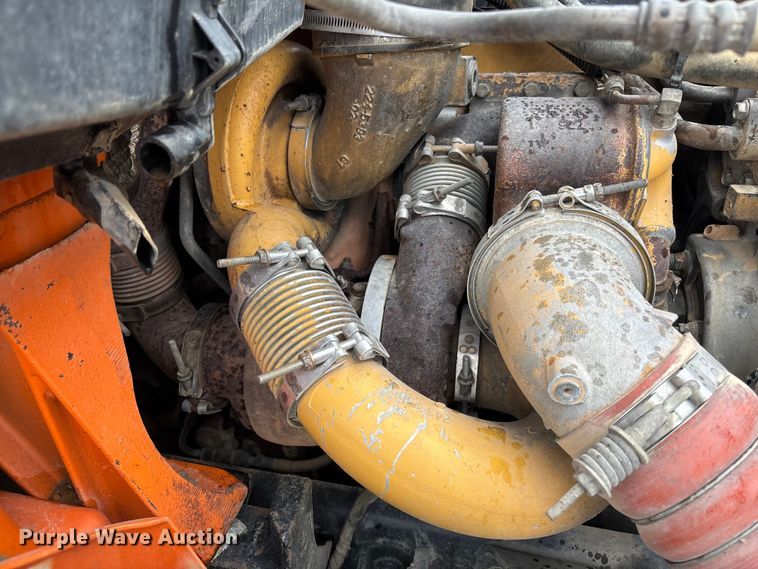 image for item DR2841 2006 International 8600 semi truck