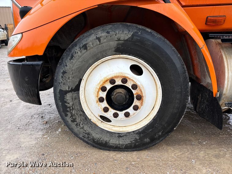 image for item DR2841 2006 International 8600 semi truck