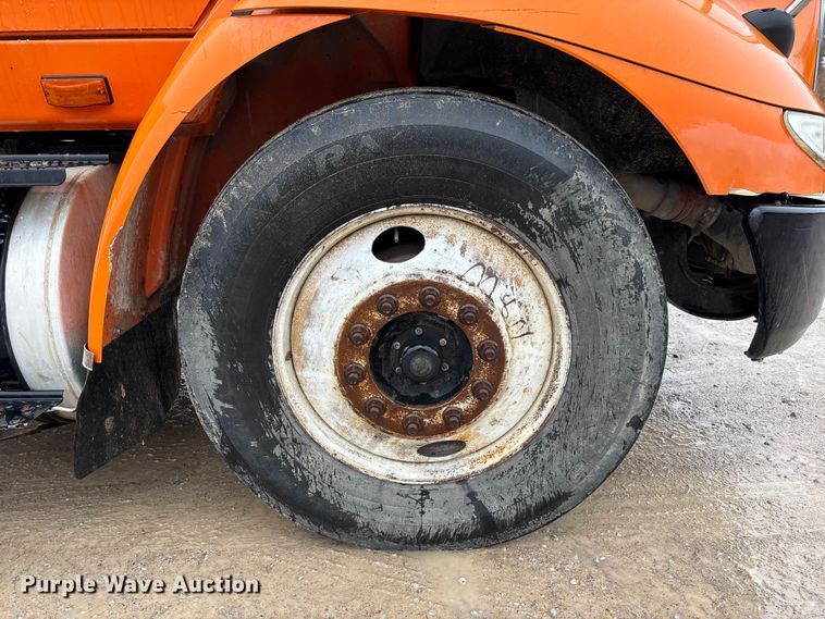 image for item DR2841 2006 International 8600 semi truck