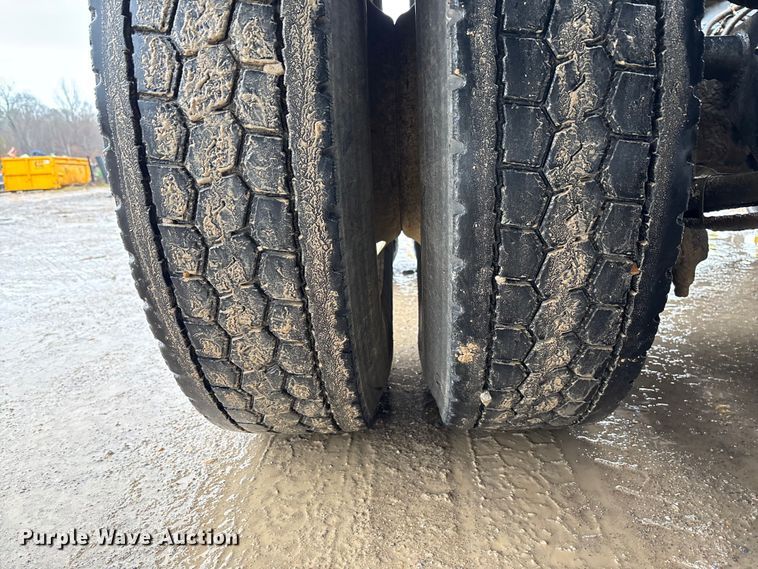 image for item DR2841 2006 International 8600 semi truck