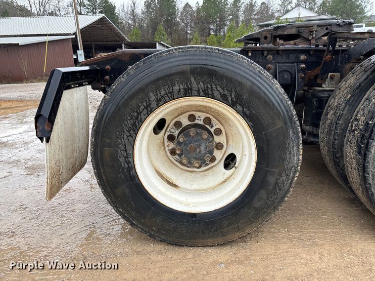 image for item DR2841 2006 International 8600 semi truck