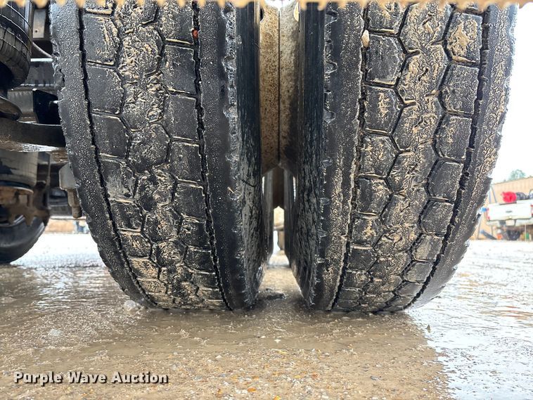 image for item DR2841 2006 International 8600 semi truck