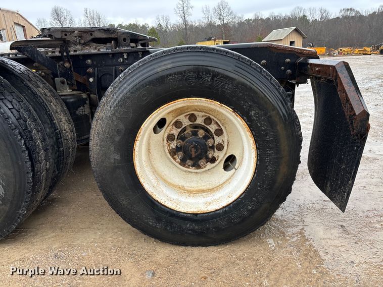 image for item DR2841 2006 International 8600 semi truck