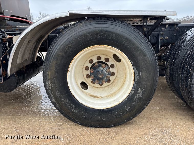 image for item DR2841 2006 International 8600 semi truck