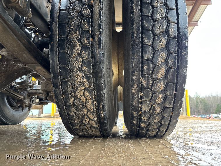 image for item DR2841 2006 International 8600 semi truck