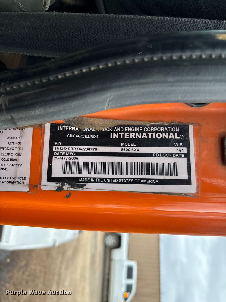 image for item DR2841 2006 International 8600 semi truck