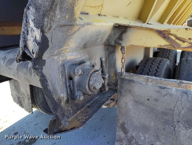 image for item DT0854 1994 Red River LB 237 live bottom trailer