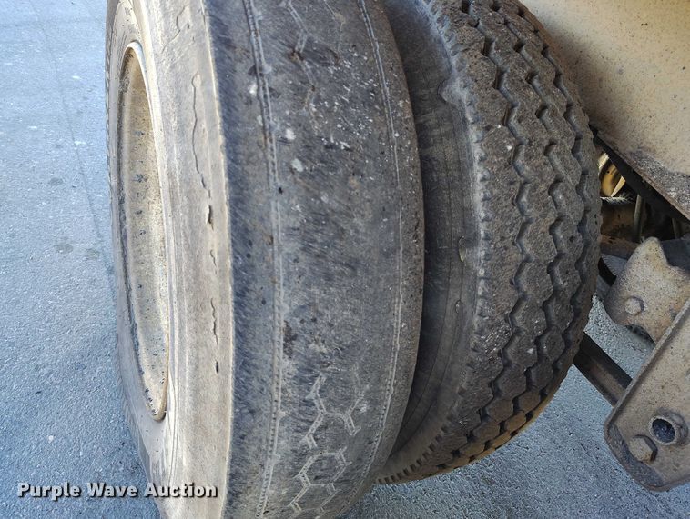 image for item DT0854 1994 Red River LB 237 live bottom trailer