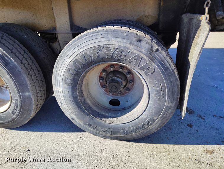 image for item DT0854 1994 Red River LB 237 live bottom trailer