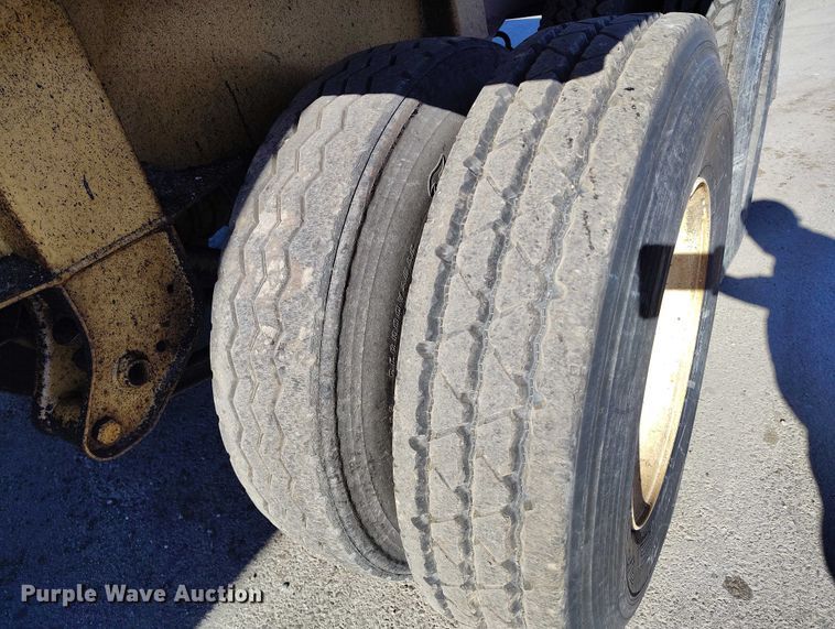 image for item DT0854 1994 Red River LB 237 live bottom trailer