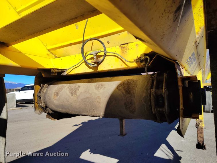 image for item DT0855 1997 Red River LB 237 live bottom trailer