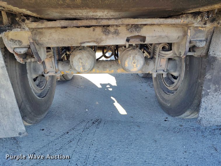 image for item DT0855 1997 Red River LB 237 live bottom trailer