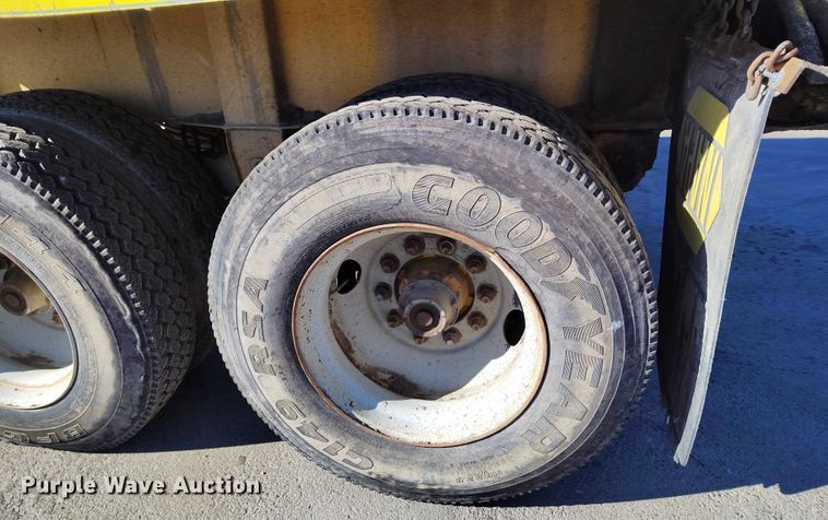 image for item DT0855 1997 Red River LB 237 live bottom trailer