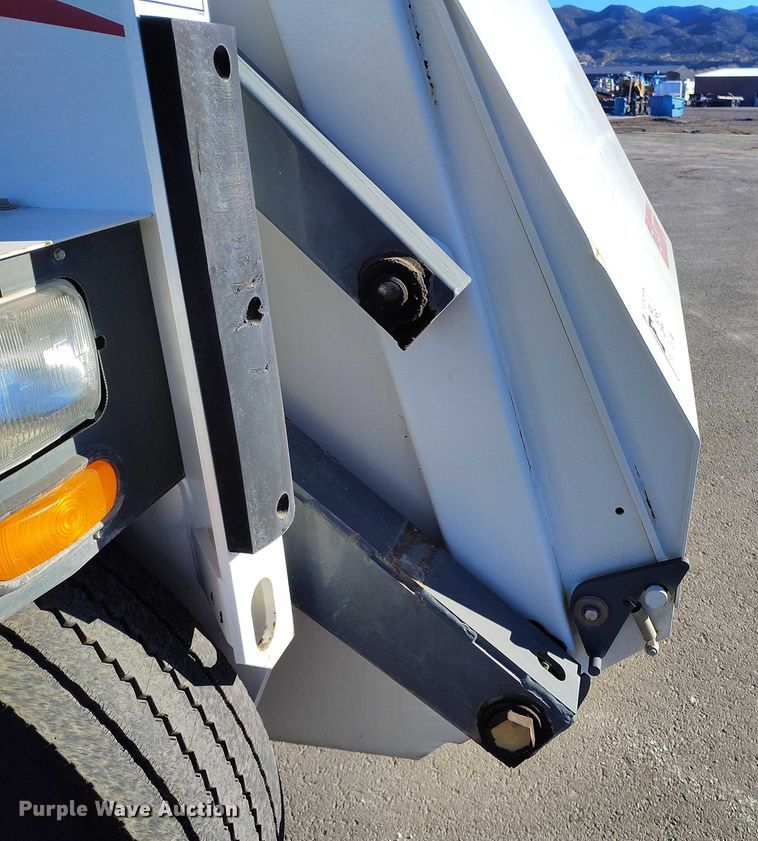 image for item DT0856 2006 Elgin Pelican Series P street sweeper