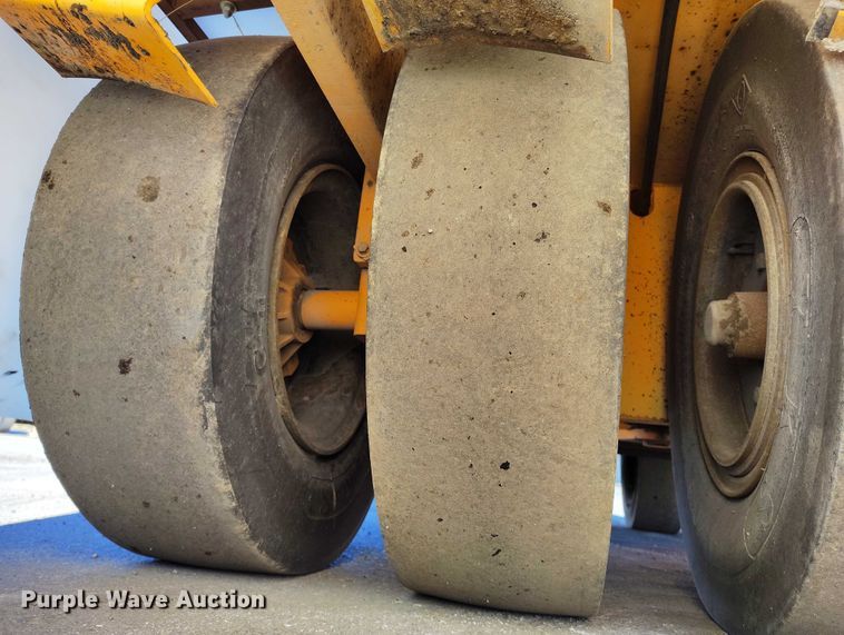 image for item DT0858 Rosco Tru-Pac 915 pneumatic roller