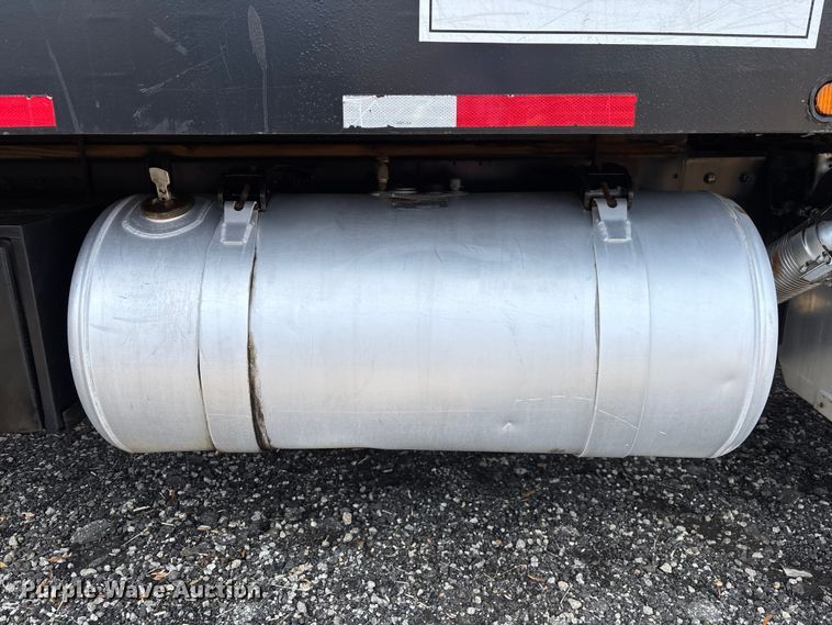 image for item DU0257 2000 Peterbilt 378 grapple crane truck