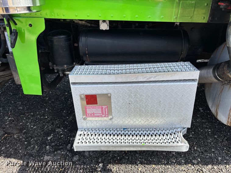 image for item DU0257 2000 Peterbilt 378 grapple crane truck