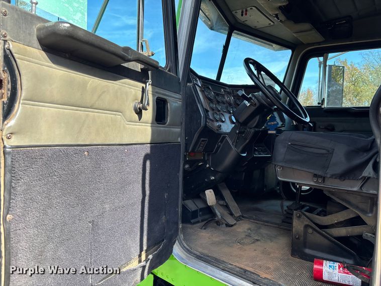 image for item DU0257 2000 Peterbilt 378 grapple crane truck