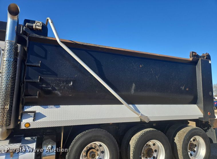 image for item DU2695 2015 Kenworth T800 dump truck