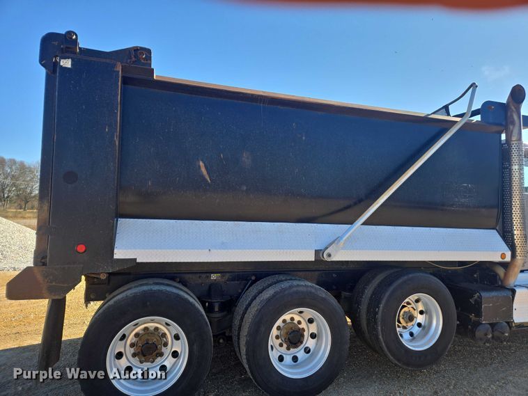 image for item DU2695 2015 Kenworth T800 dump truck