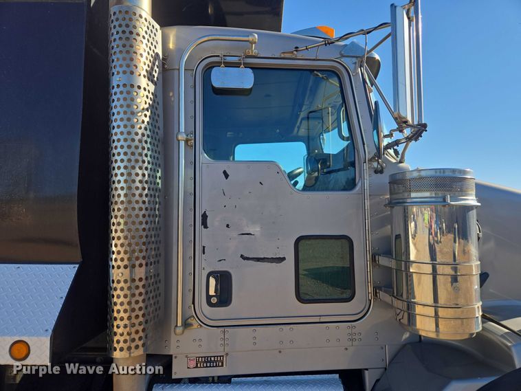 image for item DU2695 2015 Kenworth T800 dump truck