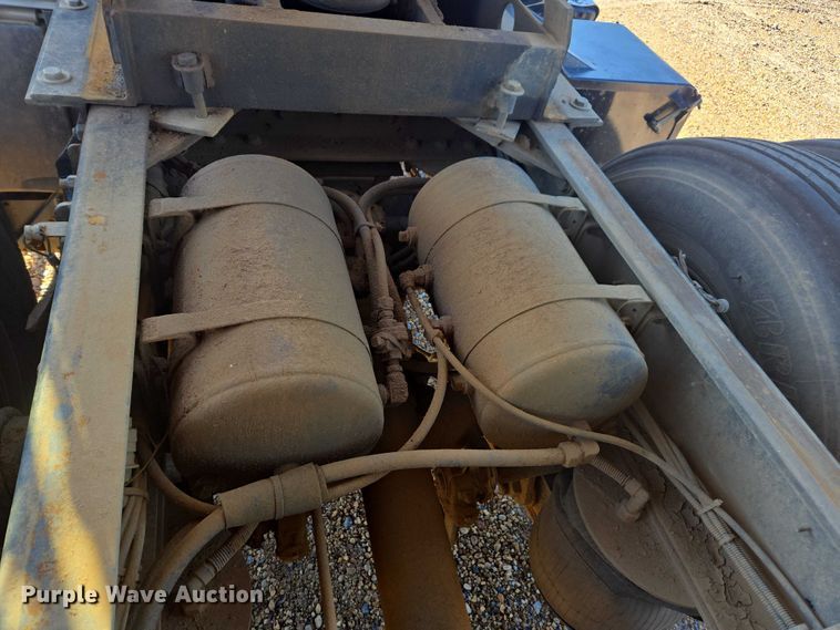 image for item DU2695 2015 Kenworth T800 dump truck