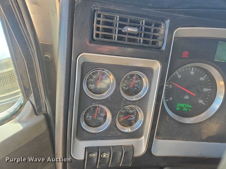 image for item DU2695 2015 Kenworth T800 dump truck