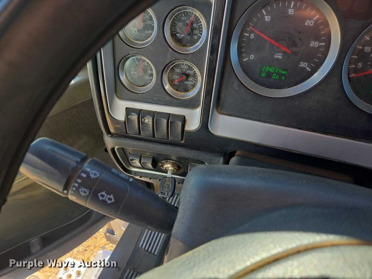 image for item DU2695 2015 Kenworth T800 dump truck