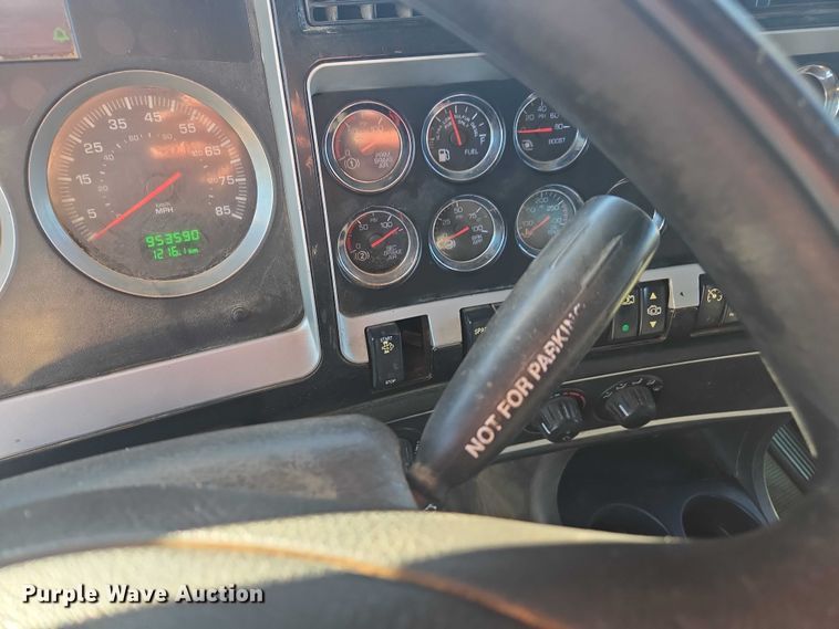 image for item DU2695 2015 Kenworth T800 dump truck