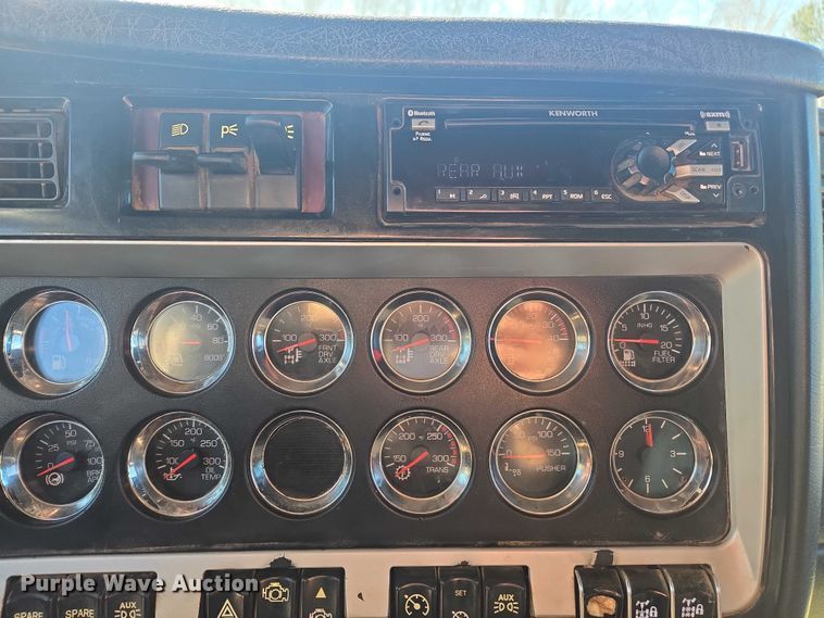 image for item DU2695 2015 Kenworth T800 dump truck