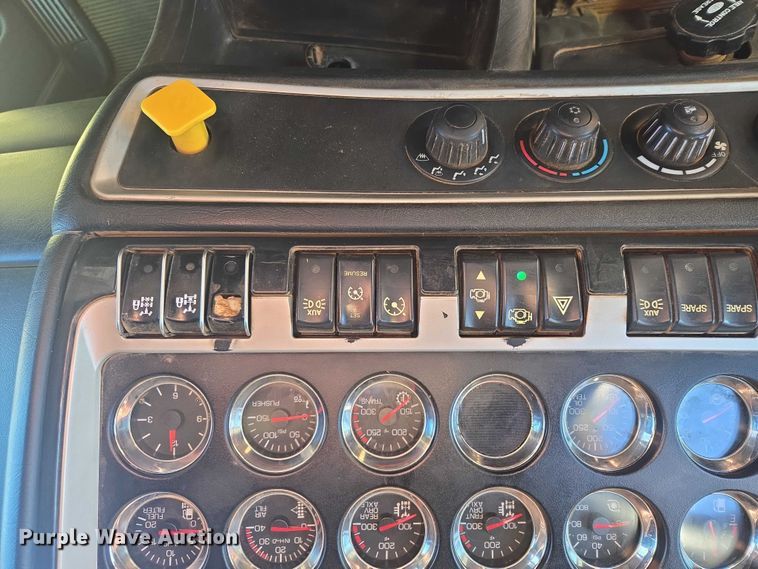 image for item DU2695 2015 Kenworth T800 dump truck