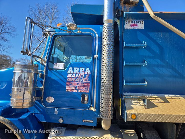image for item DU2699 2017 Kenworth T800 dump truck