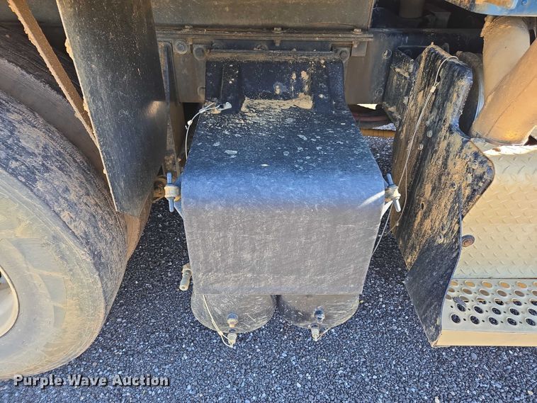 image for item DU2699 2017 Kenworth T800 dump truck