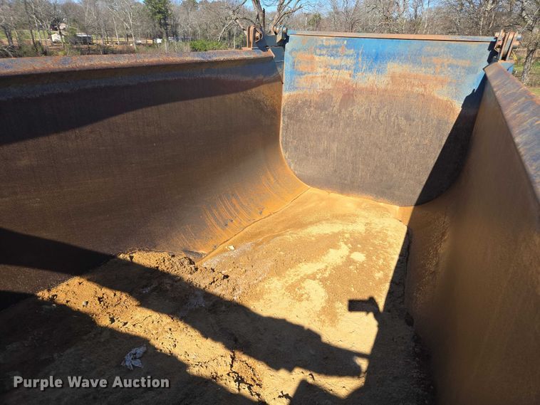 image for item DU2699 2017 Kenworth T800 dump truck