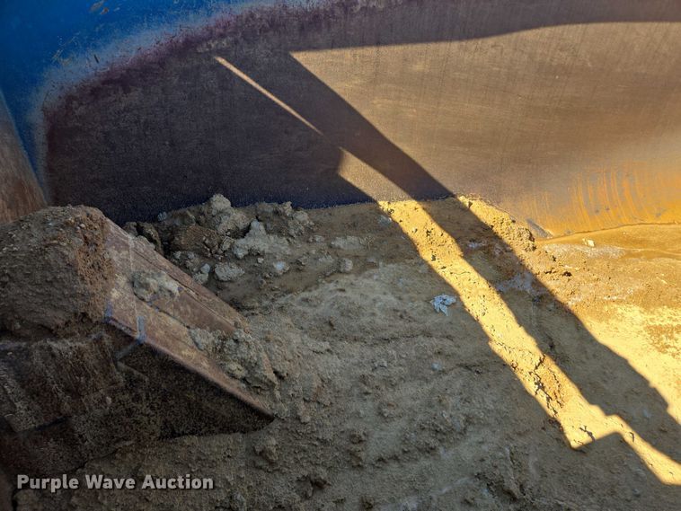 image for item DU2699 2017 Kenworth T800 dump truck