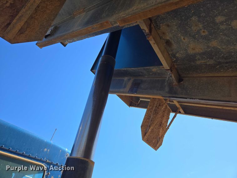 image for item DU2699 2017 Kenworth T800 dump truck